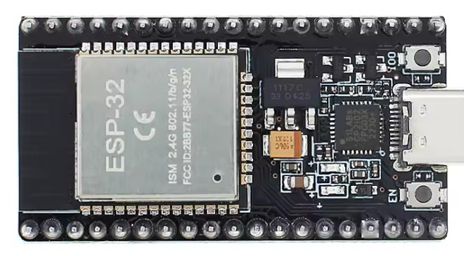 Placa ESP32 de 38 pines con conector USB Tipo C, botones IO0 y EN, chip CP2102 y módulo ESP-32 plateado.