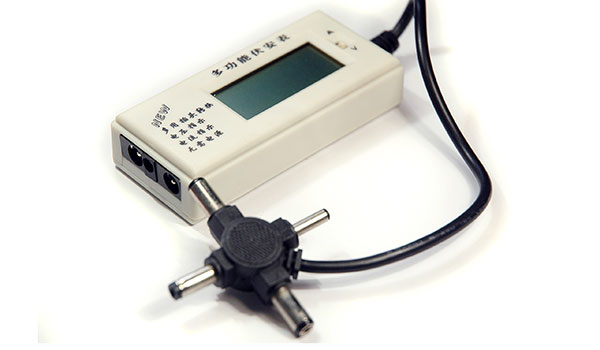 Voltimetro multifuncion con jack y plug para probar adaptadores max. 20VDC 2.5A (MFV-320)